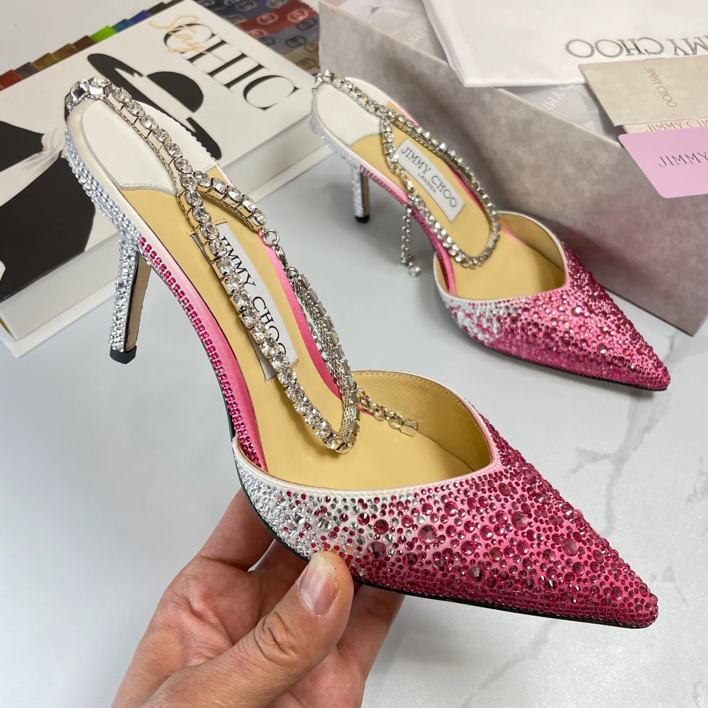 👟👟Ex-factory price 680👟👟 Jimmy Choo/Jimmy Choo classic diamond chain pointed toe crystal high-heeled sandals. Excellent crystal shoes, so beautiful that you can't take your eyes away. The shape of the shoes is very delicate, not too narrow and long. The internal space is sufficient, allowing the toes to relax enough. The rhinestones outline a charming arc on the instep, which is simply beautiful. It has a 360-degree surrounding fairy atmosphere, gorgeous but not exaggerated! ! The fabric is made of imported silk, with imported sheepskin lining. Customized A-grade Italian genuine leather sole. Heel height: 6.5 or 8.5. Size: 35-40 (41, 42, 43 customized, non-refundable)